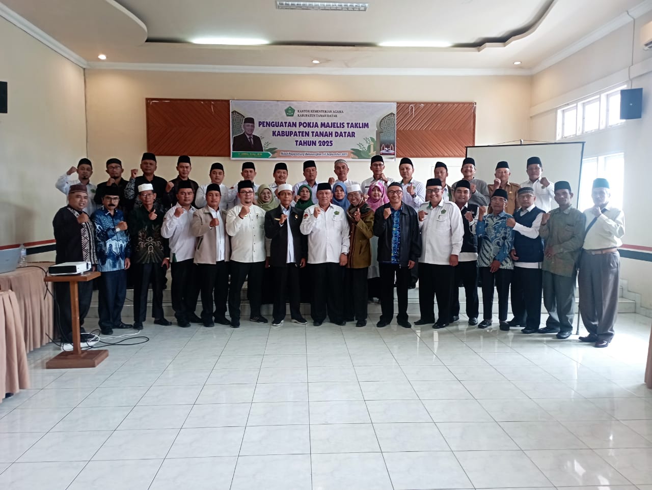 Pokja Majelis Taklim Tanah Datar foto bersama Kepala Kemenag Tanahdatar. 